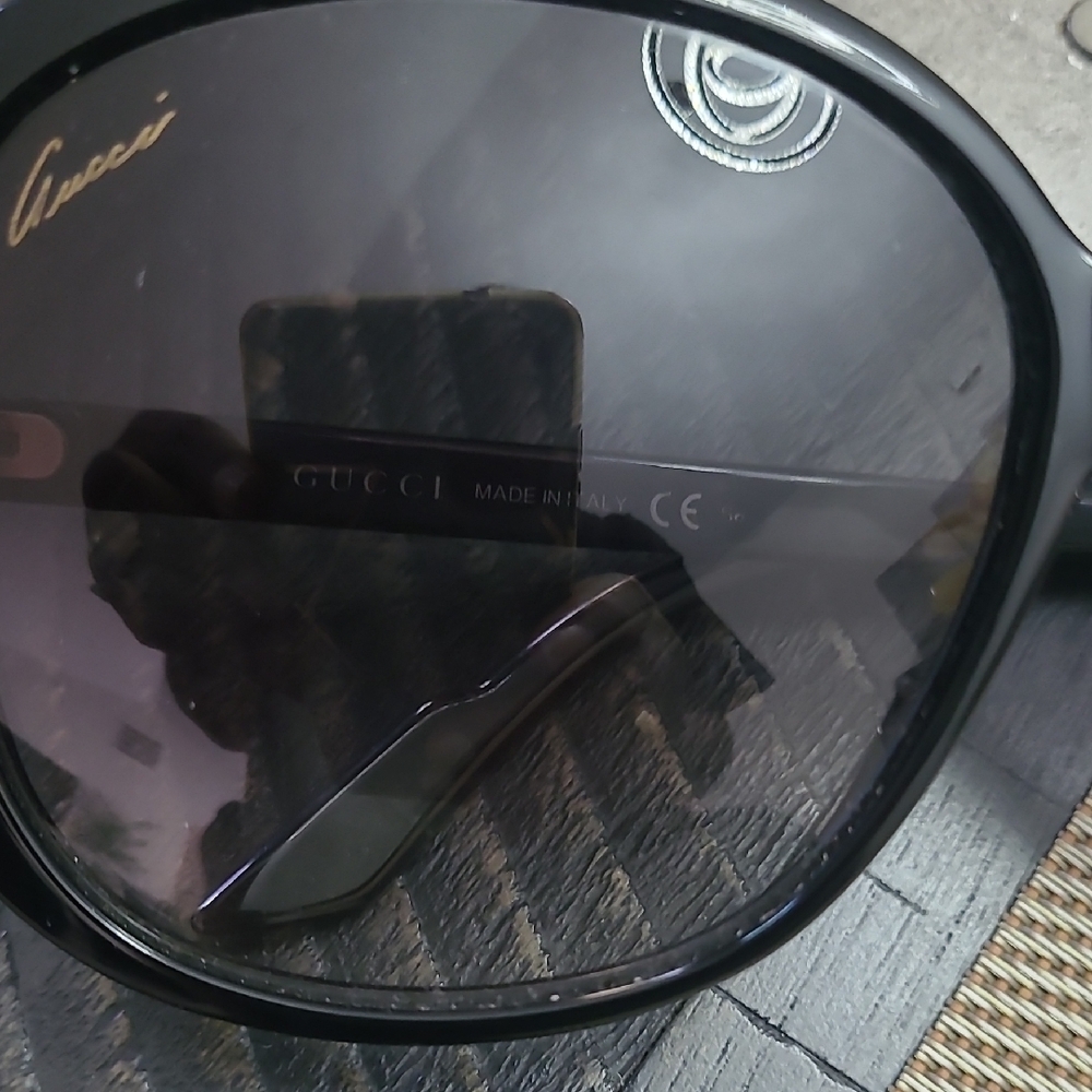 Gucci Black Oversized Women's Sunglasses with Green-Red Stripe Case - Picture 5 of 5